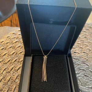 Guldhalsband 18k - Säljer en guldhalsband i  18k Guld (750)stamplar i 2.3 gram. Köpt från guldfynd butiken för många år sen, säljer för 2900kr. Finns att hämta i Sthlm eller köparen får stå för frakt 📦 