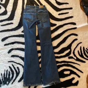 Säljer mina low waist bootcut jeans från Veromoda i storlek 25/32 ! Använd ca 15 gånger dom ör i ganska bra skick men har lite slitningar nere vid benen,  köparen står för frakten men priset går att diskutera. Obs tryck ej på köp nu tar bara swich, 🥰