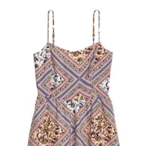 Kort klänning  - En jätte somrig o fin mönstrad klänning. De finns så man kan göra banden större och mindre. 