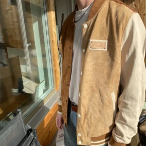 Collagejacka i mocka - En snygg collagejacka i 100% läder och mocka/suede. Knappt använd dvs i väldigt bra skick!Nypris låg runt 4000kr.