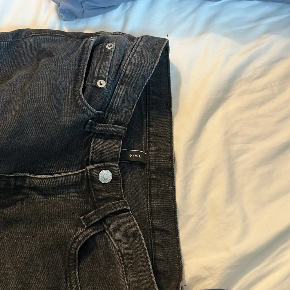 Säljer nu mina svart/gråa weekday twig jeans i storlek 26/32,low waist. Säljer då de inte har kommit till användning. Köpte för 590kr och säljer för 350kr. De är i väldigt bra skick, inga tecken på slitage eller användning.. Jeans & Byxor.