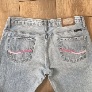 Dolce & Gabbana Jeans - Jättefina jeans med rosa detaljer. Det står att de är från märket Dolce & Gabbana men jag kan sjävklart inte garantera att de är äkta eftersom jag köpte de second hand. Bilderna är lånade men skickar självklart egna om det efterfrågas (små i storleken)💗💗