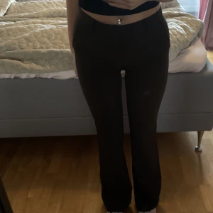 Bruna kostymbyxor  - Bruna lågmidjade kostymbyxor ifrån Nelly! Använd ett fåtal gånger🤎på bild nr 2 framgår färgen 