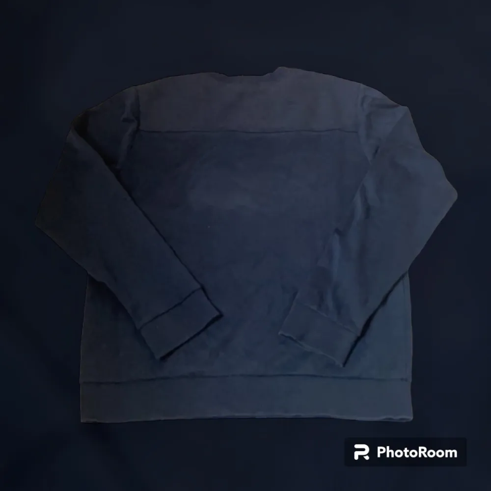 En Mörkblå Hugo Boss tröja i storlek (M) funkar perfekt för vintern och hösten orginal pris: 1200. Hoodies.