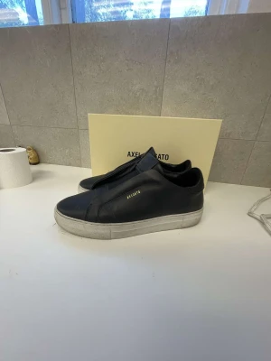 Axel Arigato skor - Säljer mina Axel arigato laceless som är i ett stadigt skick. Skriv gärna om man har ytligare frågor om skorna så svarar jag gladeligen. Pris går att diskutera vid snabb affär