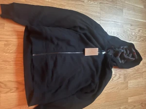 Burberry zip up - Burberry zip up svart storlek s  Huvan är för stor för mig därför jag säljer.