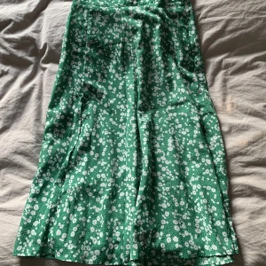 Blommig kjol - Grön med vita blommor, med slits 