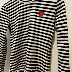 COMME des GARCONS - Storlek S. Använd 2 gånger. Nypris 1100kr kvitto finns kvar. 