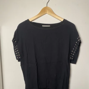 Asball topp med nitar❤️ - En supergullig topp ifrån Sandro med silvriga ”nitar”. Den är i superskick och jätte bra kvalitet. Den är i storlek M men passar L också❤️