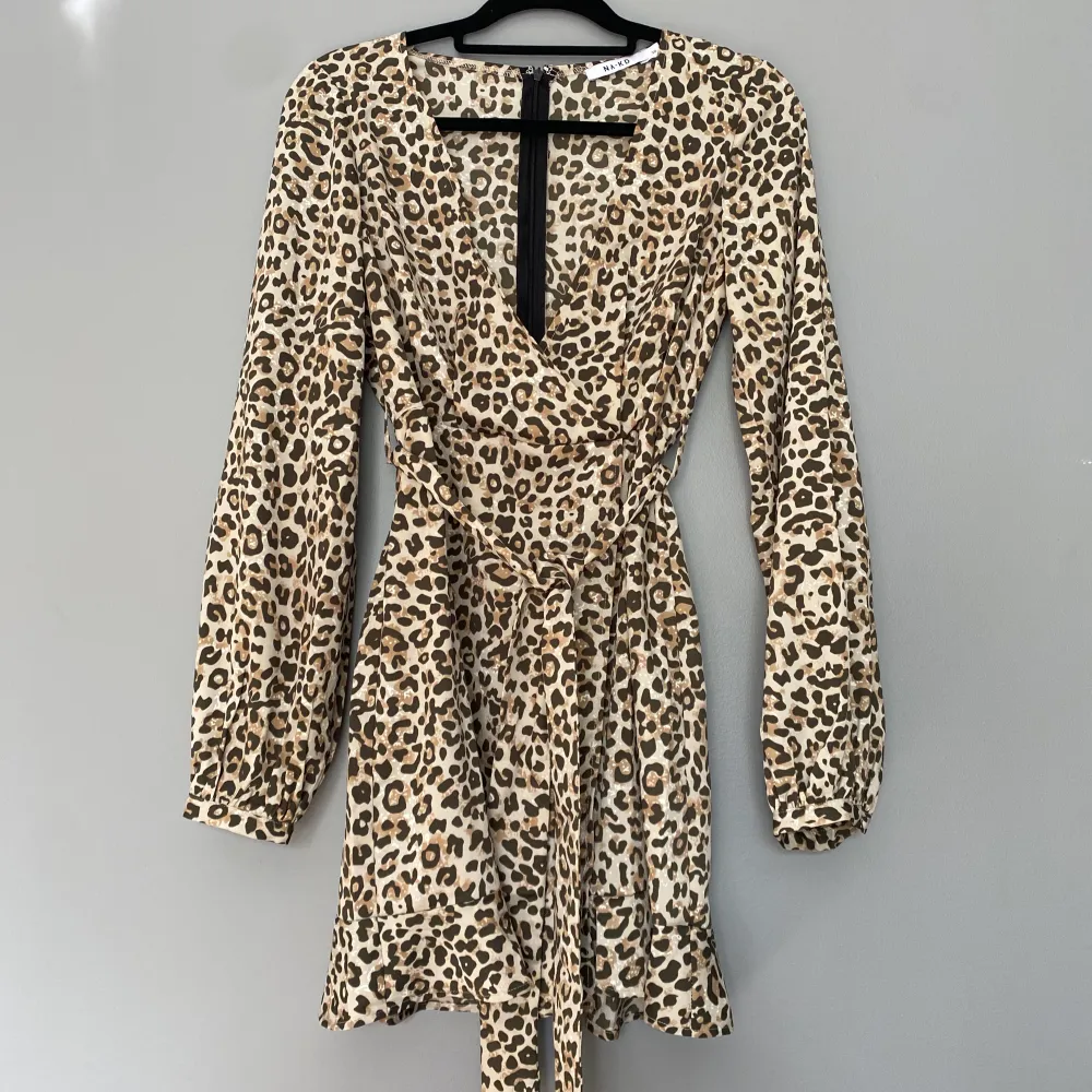 Leopardmönstrad omlottklänning i glatt material, storlek 38 men passar mig bra som är strl 34/36 ☺️ Använd fåtal gånger. Klänningar.