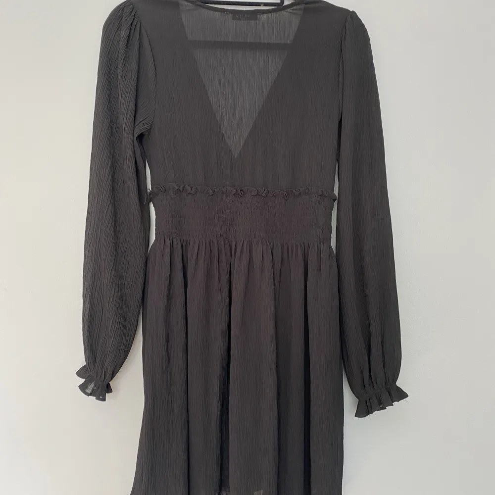 Elegant svart klänning som passar perfekt för flera tillfällen. Använd ca 3 gånger, delvis genomskinlig.. Klänningar.
