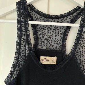 Hollister linne - Marinblått linne från hollister med spetsdetaljer🎀