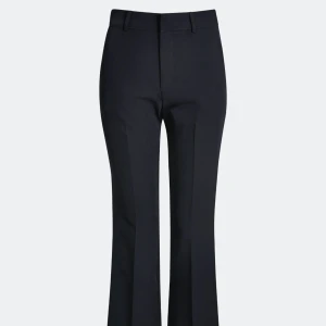 Kostymbyxor  - Säljer mina kostymbyxor från Bikbok, då dem är lite stora på mig. De är i bra skick! Dem är mid Waist och i bra skick! Inget slitet eller hål. Skriv till mig privat om du har frågor eller vill se mer bilder.