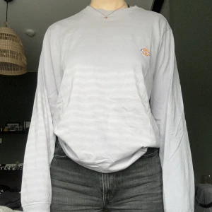 Långärmad dickies tröja - Långärmad ljuslila tröja från Dickies. Endast använd 1 gång. Riktigt skön tröja men inte riktigt min färg! Lite oversized pga storlek large och jag är en storlek S. 