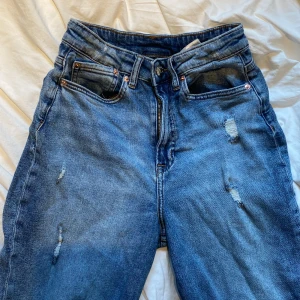 högmidjade momjeans - för små för mig. bra skick. 