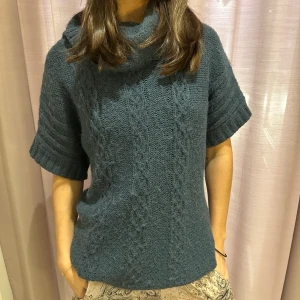 Stickad tröja  - En jätte fin stickad kortärmad tröja med krage!! Använd ett fåtal gånger! Super fin färg och perfekt nu till hösten! 🍁❤️