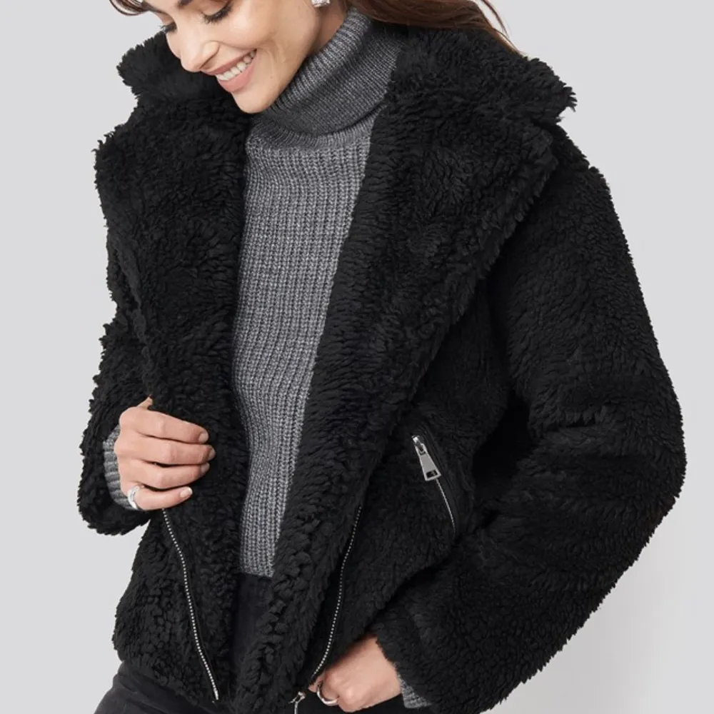 Faux fur jacka från Hanna Fribergs kollektion för NAKD💕nypris 800kr, strl 34 passar mig som brukar ha S. Jackor.