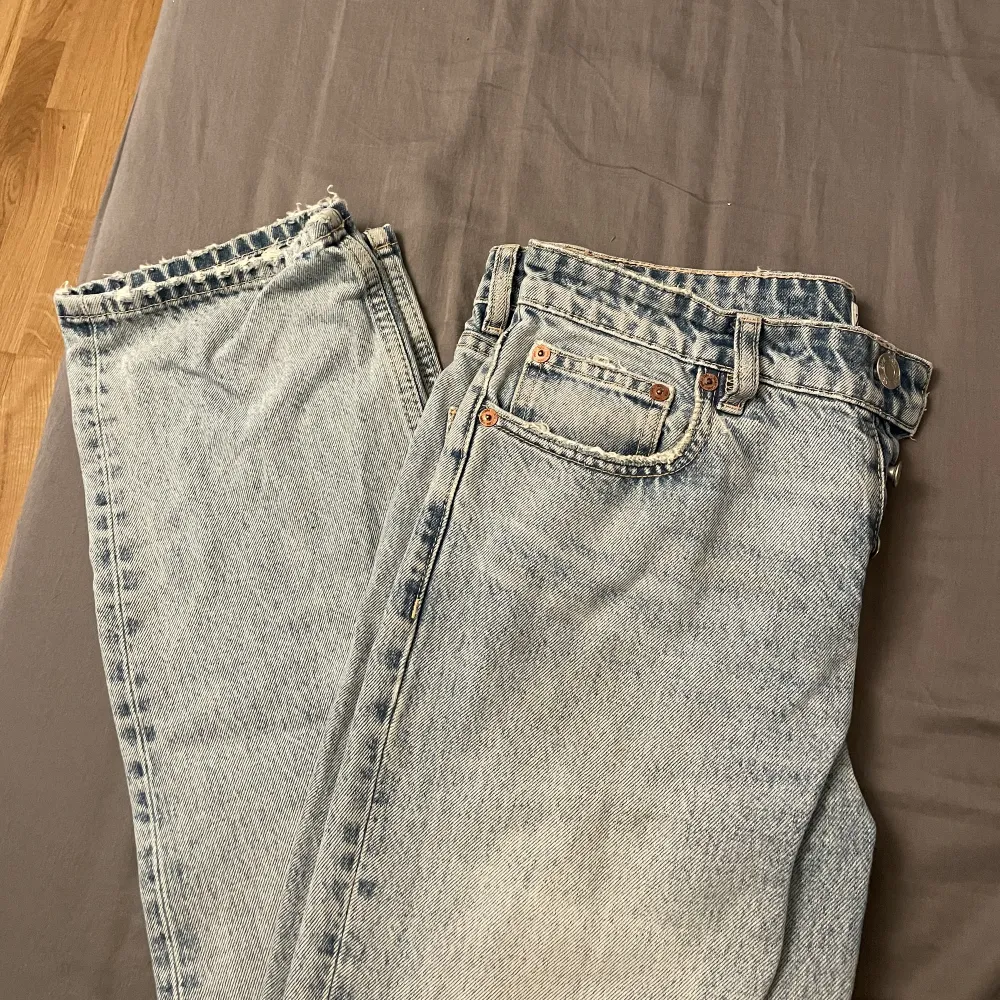 säljer mina Zara jeans, dom har inga skador och är i storlek 38❤️jättefina i färgen. Jeans & Byxor.