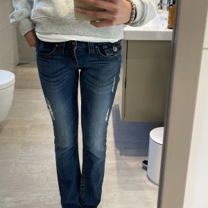 True religon jeans - Sjukt snygga jeans från true religon. Har inte heller en enda defekt!💕 Säljer då de tyvär blivit försmå. Köpta för ca 1000. ☺️81cm i innerbenslängd och 34 cm rakt över vid midjan💕