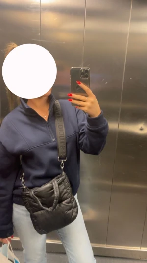 Väska - Säljer denna dunväskan perfekt till hösten och vintern. Får plats med mycket och är bekväm. Köptes på hm förra året men ser ut som ny. Nypris: 299kr