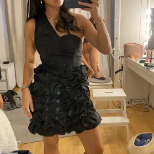 Cocktailklänning - Så snygg och unik cocktailklänning, passar perfekt till fester och middagar!