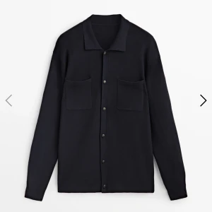 Kofta - Snygg Massimo dutti kofta. Säljer då den inte riktigt kommer till användning. Nypris: 850kr