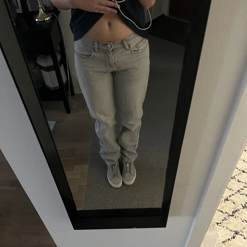 lågmidjade ljusgrå jeans från weekday, köpta för cirka ett år sedan men knappt använda💓 säljer då de inte kommer till användning. pris kan diskuteras. strlk 25/32, jag är ca 165 lång och brukar ha strlk S i byxor💓. Jeans & Byxor.