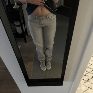 lågmidjade ljusgrå jeans - lågmidjade ljusgrå jeans från weekday, köpta för cirka ett år sedan men knappt använda💓 säljer då de inte kommer till användning. pris kan diskuteras. strlk 25/32, jag är ca 165 lång och brukar ha strlk S i byxor💓