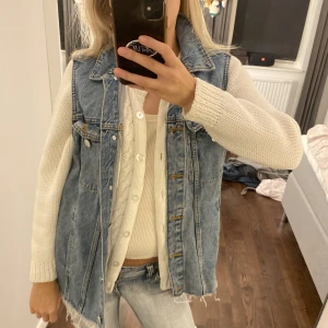Jeans väst - Säljer denna snygga jeans väsy i en oversized modell!! 💕💕Köp gärna genom ” köp nu” för en smidig affär💘