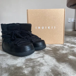 Inuikii skor svarta - Säljer mina Inuikii skor som jag köpte förra året💗 har knappt kommit till användning. Ordinarie pris 3500kr💗 OBS! Priset kan diskuteras 
