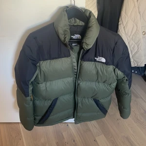 The North Face - Jag säljer min The north face jacka som jag använde förra året. Den är i storlek M men jag skulle säga att den  även passar i storlek S. Köpt för 2,500 Skriv för fler bilder💗