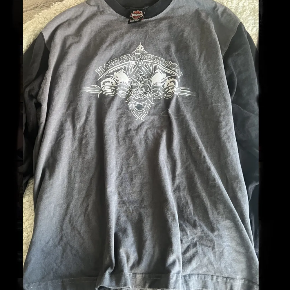 tvär snygg vintage harley davidson långtröja, köpt på beyond retro men aldrig använd eftersom den är för stor på mig:( använd gärna köp nu🙏 . T-shirts.