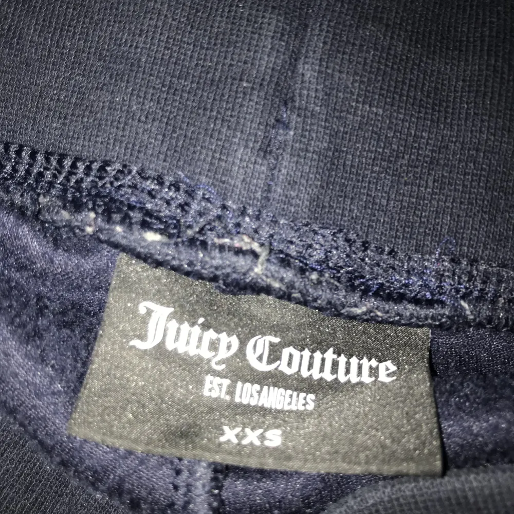 Jag säljer juicy byxor mörkblåa. Jeans & Byxor.