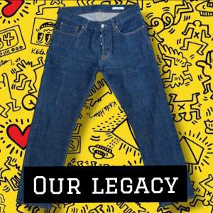 Säljer ett par fantastiskt fina Our Legacy jeans i storlek 32x32. Färgen heter Indigo. Mycket fint skick, inga skador eller så. Nypris runt 4000kr 