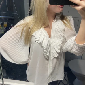 Zara blus  - En super fin zara blus som är lite genomskinlig, kanppt använd och köptes i London ❤️