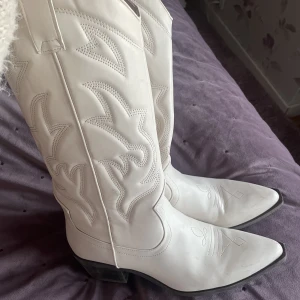 Cowboyboots - Jättefina vita boots i storlek 41 men passar mig som vanligtvis har 39🤍 använda 3-4 gånger🤍