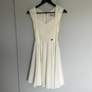 Klänning  - Vit sommarklänning, köpt från Bubbleroom