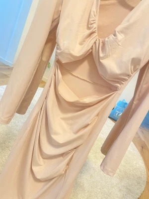 Beige klänning  - Beige festklänning som framhäver former. Storlek XS/S. 