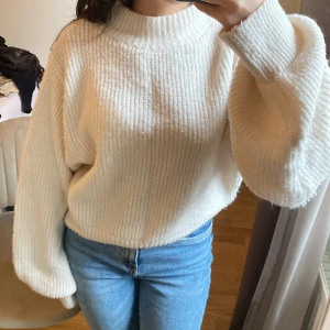 Vit stickad tröja  - Ballong armar, använt några gånger. Lite knopprig annars fin