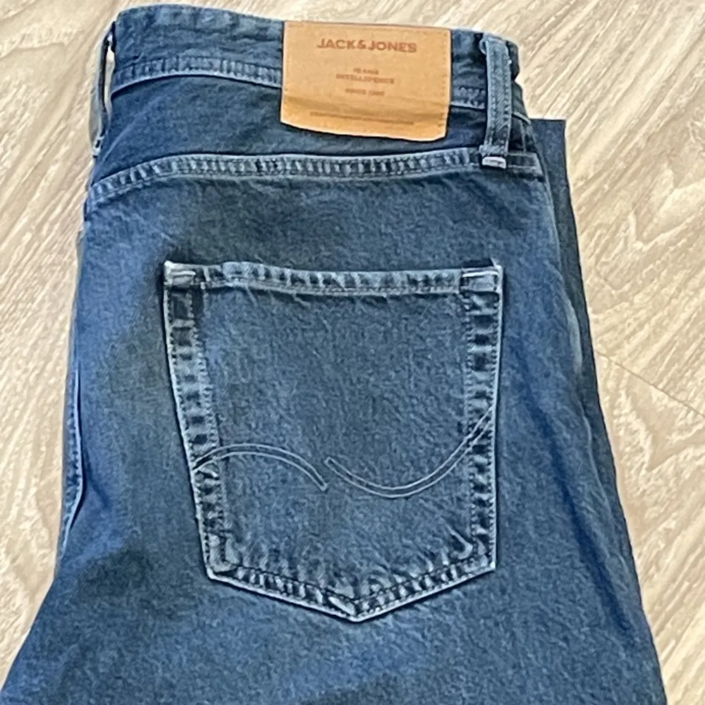 Säljer ett par riktigt schyssta och snygga Jack&Jones jeans i loose fit chris, är i bra skick.  Mitt pris 250 | Nypris 600, pris kan diskuteras vid snabb och smidig affär!  (Ser lite skrynklig ut på bild men är inte i verkligheten).. Jeans & Byxor.