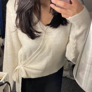 tröja - jätte söt stickad tröja som man knyter vid sidan. aldrig använd därav säljer jag den! köparen står för frakt