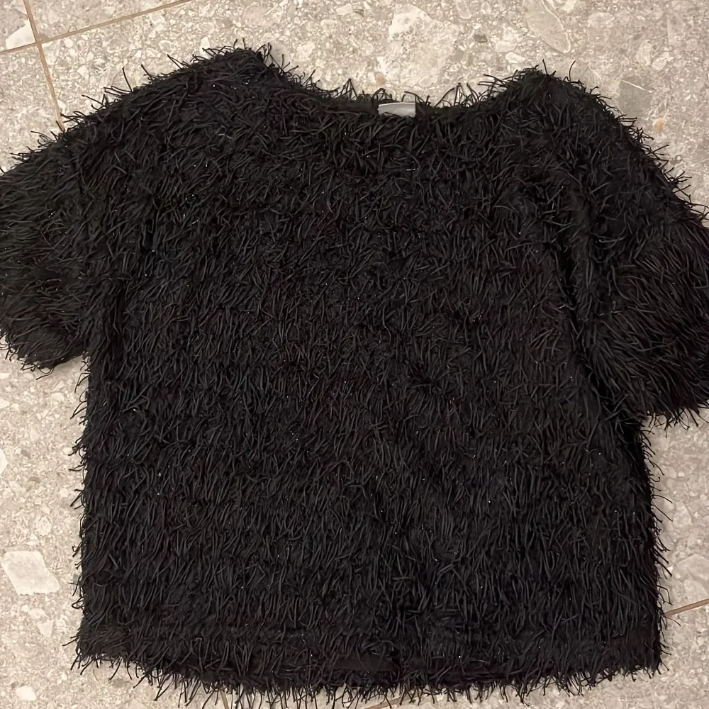 Säljer denna as snygga tröja från zaras barn avdelning men som passar mig jättebra som vanligtvis har xs-s i toppar💗. Toppar.