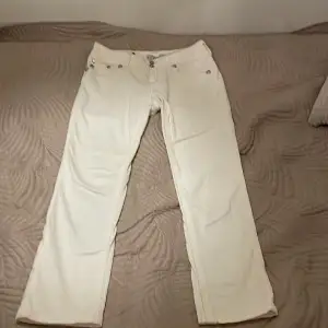 Snygga miss me jeans i storlek 28 och jag har aldrig använt de, säljer de för att de är lite för stor för mig