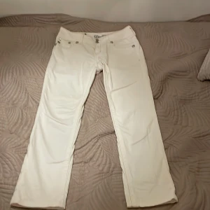 Jeans - Snygga miss me jeans i storlek 28 och jag har aldrig använt de, säljer de för att de är lite för stor för mig