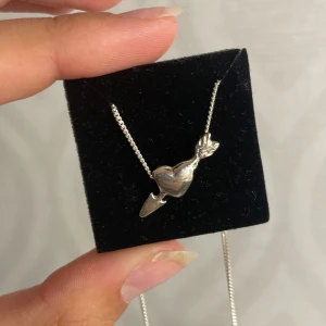 Jättefint halsband frän l8h - Jättefint halsband i silver från l8hasselblad💕 säljer då de tyvärr inte kommer till användning längre, använt fåtal gånger och är nästan nyskick. Og pris 550💕 pris kan diskuteras 