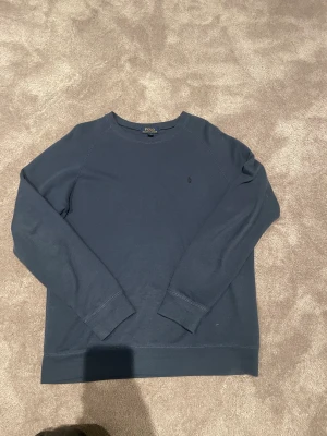 Polo Ralph lauren tröja  - Jätte fin tröja från polo Ralph inga defekter. 10/10 skick! Pris kan diskuteras vid snabb affär! XL barn men typ en stor S vanlig!