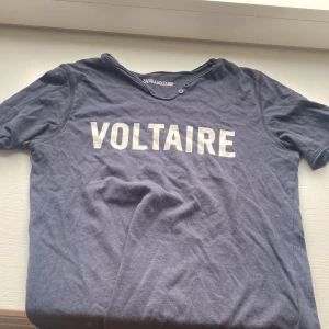 Poppis zadig t shirt  - Fin mörkblå zadig T-shirt storlek 14-S! Väldigt fin säljer pga av att jag tjänar pengar❤️ 