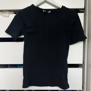 Säljer en jätte söt svart T-shirt med volang på axlarna. Säljer för att den inte används💕st är S, skriv vid fler bilder