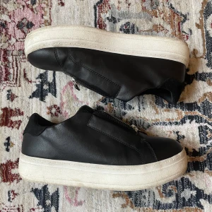 Skor - Super snygga skor liknar arigatos. Bra skick förut smutsig sula men går att tvätta. Skriv för frågor 🩷