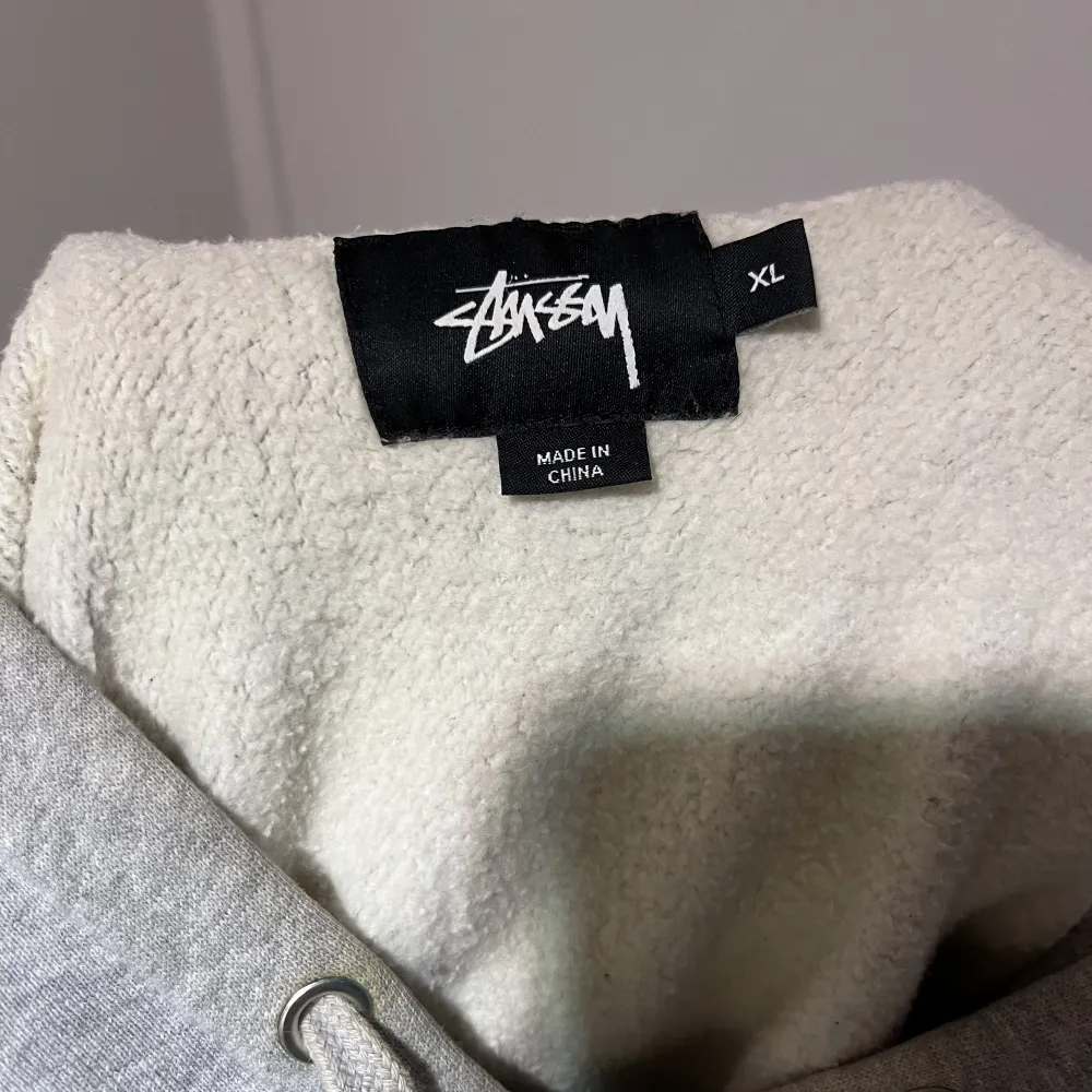 grå hoodie från stussy ❤️ storlek XL, sparsamt använd. Hoodies.